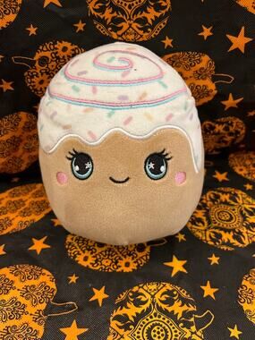 Cinnamon roll stuffie